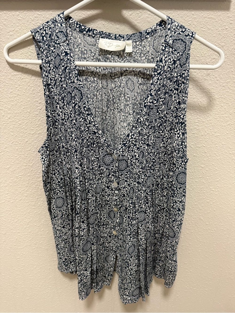 RD Style Navy and White Printed Sleeveless V-Neck Button Front Camisole